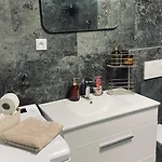 Premier & Heart Of Downtown & Parking Included & 12 Pm Checkout Apartmán Trnava
