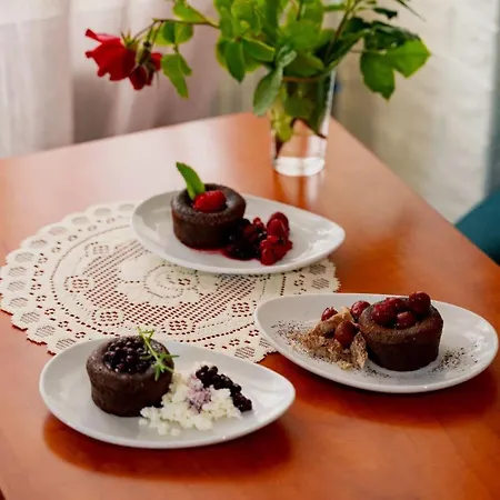 Premier & Heart Of Downtown & Parking Included & 12 Pm Checkout *