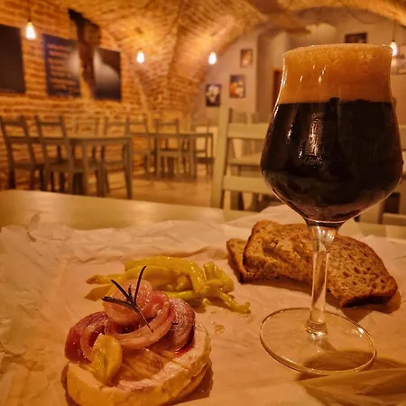 Premier & Heart Of Downtown & Parking Included & 12 Pm Checkout Lejlighed Trnava