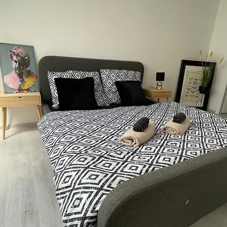 Klimatizovany City Apartment & Centrum Mesta & Parkovanie Garaz & 12 Pm Checkout * Trnava